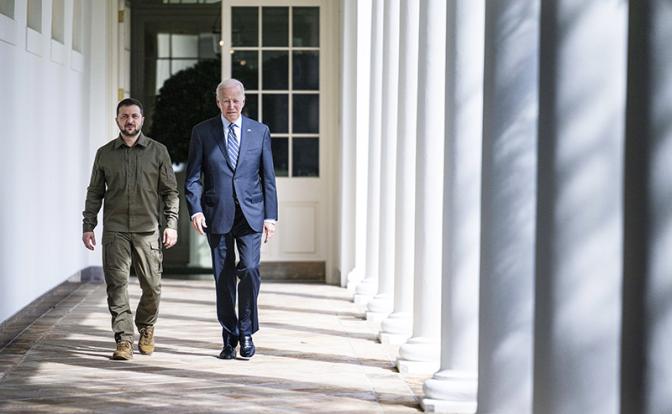 На фото: президент США Джо Байден (справа) и президент Украины Владимир Зеленский (слева)
