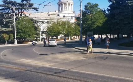 На фото: обстановка в Севастополе после удара по штабу ЧФ. Полиция оцепила территорию штаба ЧФ в радиусе двух кварталов.