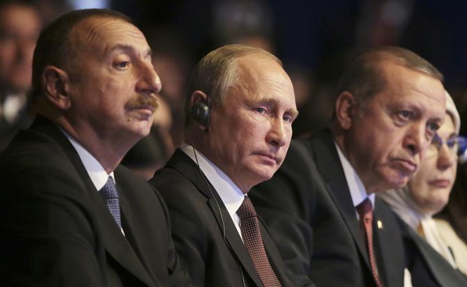 На фото: президент Азербайджана Ильхам Алиев, президент РФ Владимир Путин и президент Турции Реджеп Тайип Эрдоган (слева направо)
