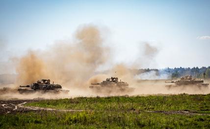 На фото: танки Abrams