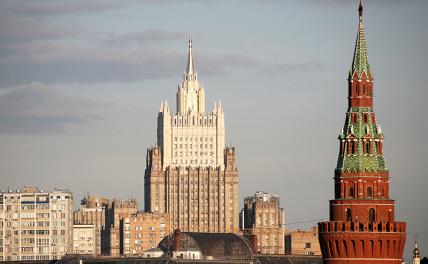 На фото: вид на Московский Кремль и здание МИД РФ.