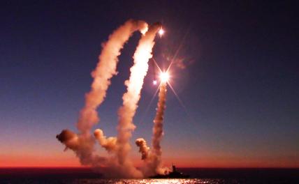 На фото: пуск крылатых ракет морского базирования "Калибр" с борта малого ракетного корабля по объектам военной инфраструктуры ВСУ