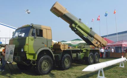 На фото: облегченная боевая машина с транспортно-пусковым контейнером БМ9А52-4 реактивной системы залпового огня (РСЗО)9А52-4 «Кама». представлена на 8-ом Международном авиакосмическом салоне "МАКС-2007"