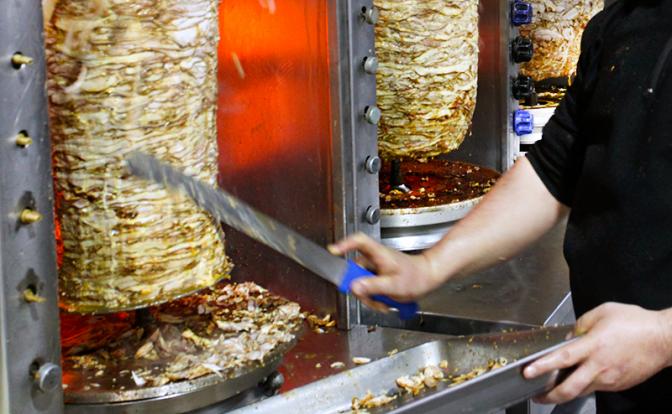 Роспотребнадзор может ввести знак качества для точек с шаурмой