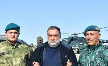 На фото: бывший глава правительства непризнанной Нагорно-Карабахской республики Рубен Варданян (в центре), задержанный при попытке выехать на территорию Армении, и азербайджанские пограничники