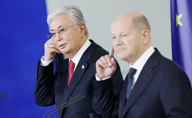 На фото: канцлер Германии Олаф Шольц (справа) и президент Казахстана Касым-Жомарт Токаев (слева) на совместной пресс-конференции