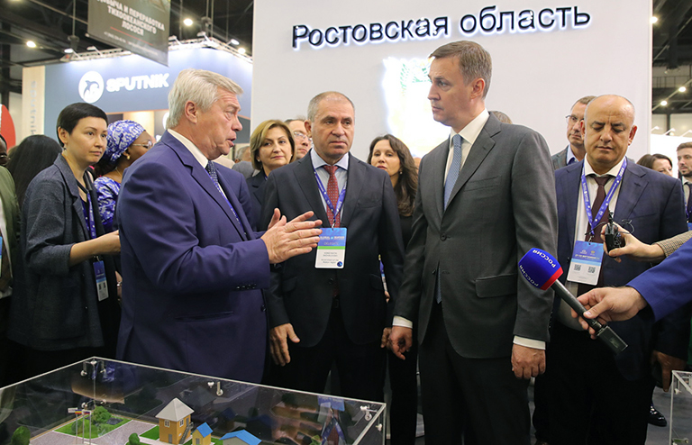 На фото: губернатор Василий Голубев и министр сельского хозяйства России Дмитрий Патрушев