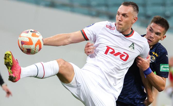 На фото (слева направо): футболисты Артем Дзюба ("Локомотив") и Вячеслав Литвинов ("Сочи") во время матча.