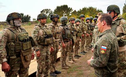 На фото: заместитель Председателя совета Безопасности РФ Дмитрий Медведев (справа) во время посещения полигона подготовки военнослужащих, набранных по контракту.