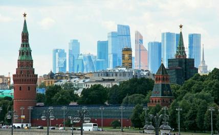 На фото: старинная Москва и Москва современная