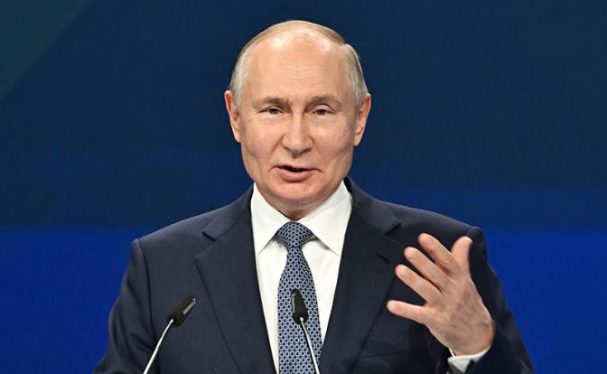 На фото: президент Владимир Путин во время пленарной сессии в рамках III Международной Олимпиады по финансовой безопасности