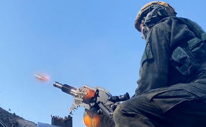 На фото: военнослужащий мотострелкового подразделения во время боевой работы в зоне проведения СВО.