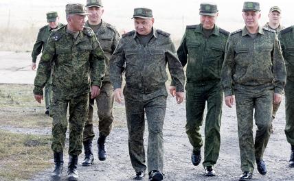 На фото: министр обороны России Сергей Шойгу (в центре)