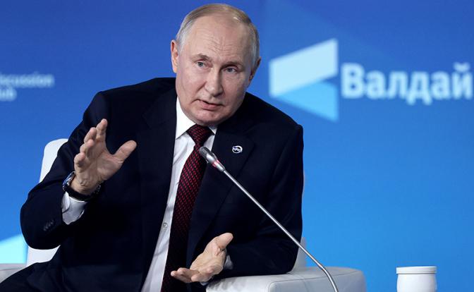 На фото: президент РФ Владимир Путин во время пленарной сессии в рамках XX Ежегодного заседания Международного дискуссионного клуба "Валдай"