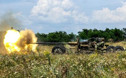 На фото: военнослужащий стреляет из 57-мм зенитной автоматической пушки С-60 (АЗП-57).