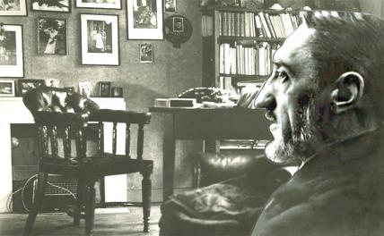 На фото: портрет писателя Ивана Шмелева на фоне кабинета