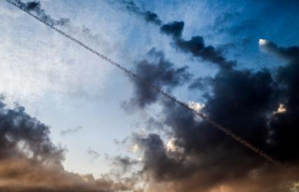 На фото: палестинские боевики запускают ракеты по Израилю, в секторе Газа.