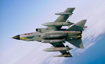 На фото: Tornado GR4 RAF несет под фюзеляжем две ракеты Storm Shadow