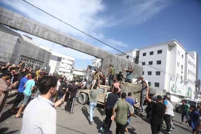 На фото: палестинцы берут под свой контроль израильскую военную машину после пересечения пограничного забора с Израилем из Джабалии на севере сектора Газа.