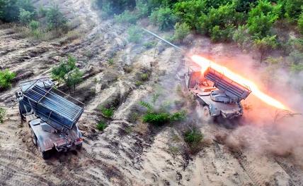 На фото: реактивные системы залпового огня (РСЗО) "Град" во время боевой работы в зоне проведения специальной военной операции.