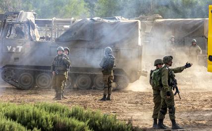 На фото: израильские военнослужащие на позициях вдоль границы с сектором Газа.