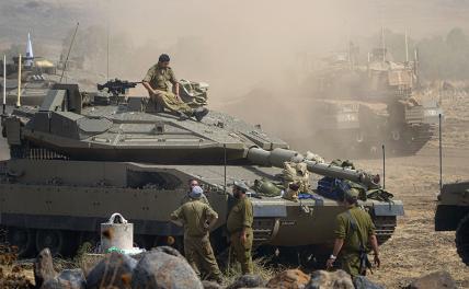 На фото: израильские военнослужащие возле границы Израиля с Ливаном
