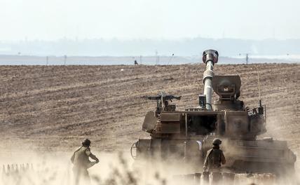 На фото: израильские солдаты готовят артиллерийские снаряды для обстрела Газы