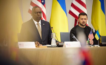 На фото: министр обороны США Ллойд Остин и президент Украины Владимир Зеленский (слева направо)