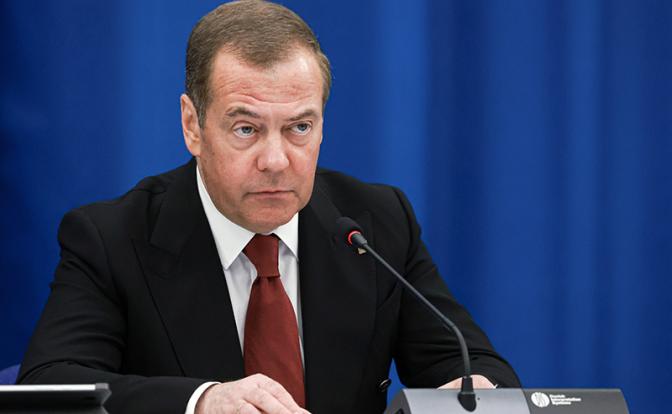 На фото: заместитель председателя Совета безопасности РФ, председатель партии "Единая Россия" Дмитрий Медведев