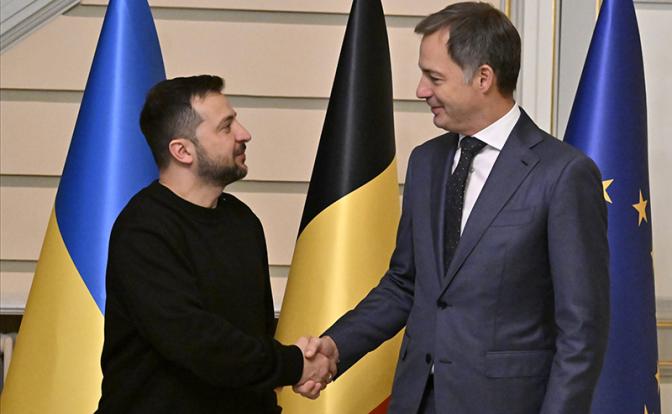 На фото: президент Украины Владимир Зеленский и премьер-министр Александр Де Кроо на фото после встречи премьер-министра с президентом Украины в Брюсселе