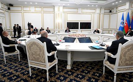 На фото: президент РФ Владимир Путин (второй справа) на заседании Совета глав государств СНГ в узком составе