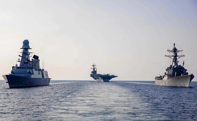 На фото: эсминец управляемых ракет типаНа фото (слева направо): «Арли Бёрк» USS Delbert D. Black (DDG 119), справа, авианосец класса «Нимиц» USS George HW Bush (CVN 77) и  и эсминец ITS Caio Duilio (D 554) ВМС Италии класса «Андреа Дориа» класса Orizzonte