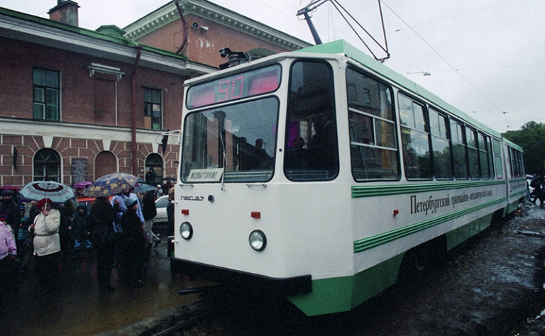 На фото: трамвайный поезд, 1997