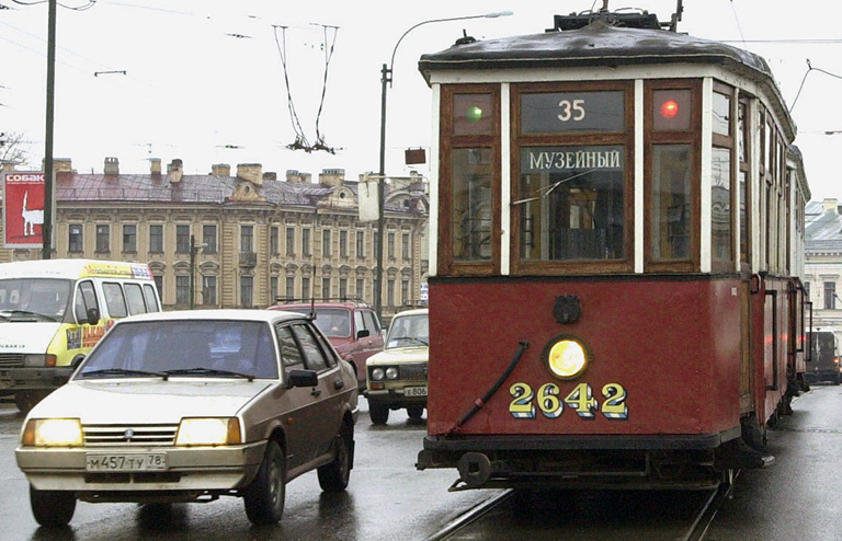 На фото: старинный трамвайный вагон типа МС
