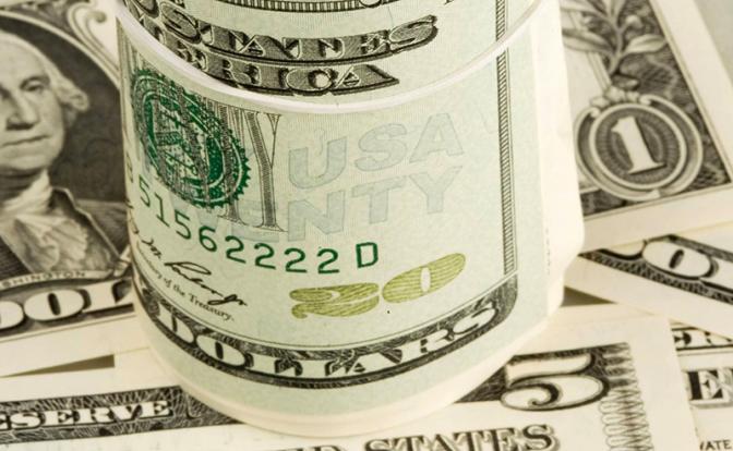 Курс доллара «сдержанно» упал и может снова пойти на 100