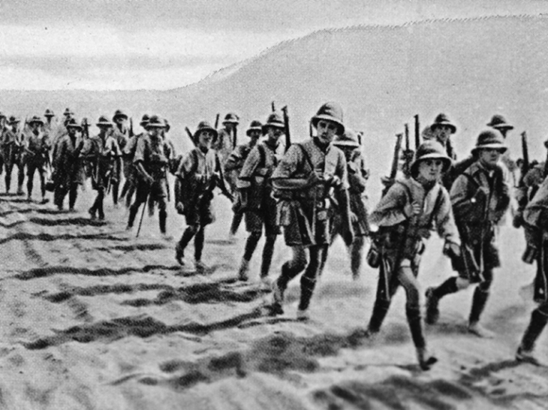 На фото: английская пехота в пустыне во время наступления на палестинский фронт в 1917 году. Палестинский или Синайский фронт был второстепенным явлением между Османской империей и Великобританией во время Первой мировой войны (1915-1918).