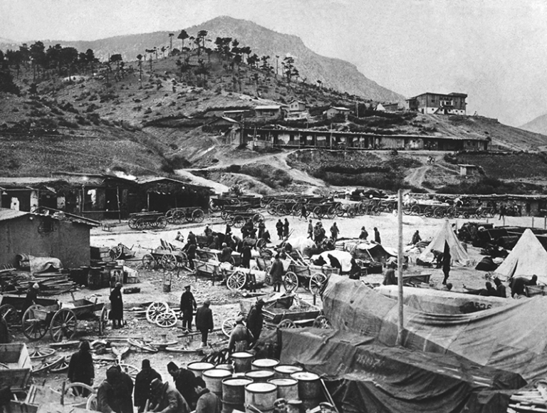 На фото: турецкий лагерь во время Первой мировой войны. Турция присоединилась к войне, чтобы сражаться на стороне Германии, Австро-Венгрии, а затем и Болгарии, и потеряла Ирак в 1917 году, а также Палестину и Сирию в 1918 году.