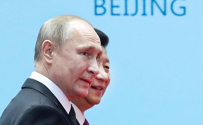 На фото: президент РФ Владимир Путин и председатель КНР Си Цзиньпин (слева направо) на церемонии официальной встречи глав делегаций стран-участниц международного форума "Один пояс, один путь".