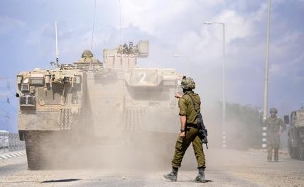 На фото: израильский бронетранспортер (БТР) направляется к границе сектора Газа на юге Израиля