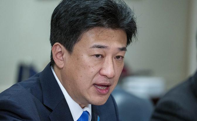 На фото: министр обороны Японии Минору Кихара