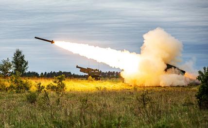 На фото: работа американских реактивных систем залпового огня M142 HIMARS.