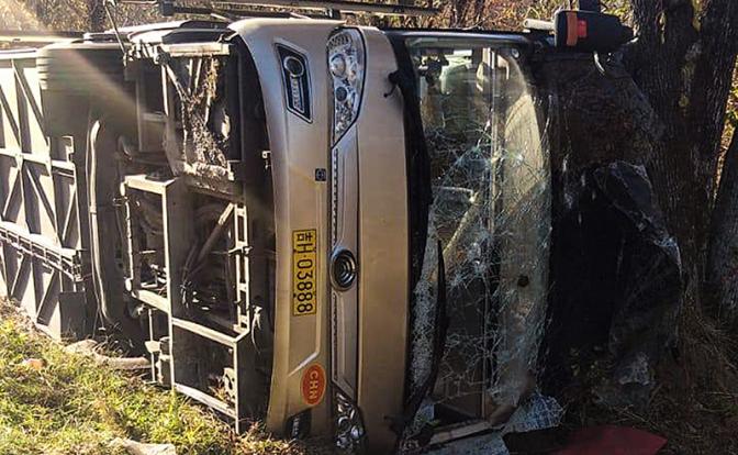 На фото: туристический автобус, съехавший с дороги в Хасанском районе.