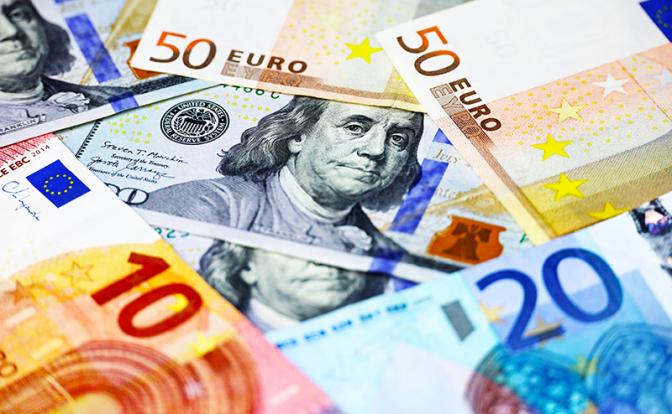 Новости курса валют: доллар и евро снова начали неделю с роста