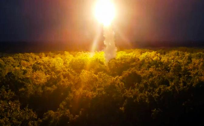 На фото: боевая работа расчета оперативно-тактического ракетного комплекса (ОТРК) "Искандер"