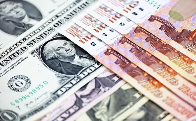 Курс доллара обрел стабильность, рубль ждет налоговых выплат