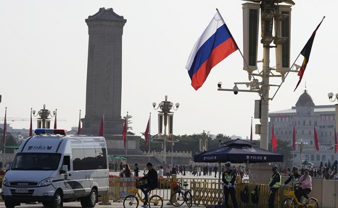 На фото: флаг Российской Федерации у площади Тяньаньмэнь перед открытием третьего международного форума "Один пояс, один путь"