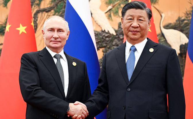 На фото: президент РФ Владимир Путин и председатель КНР Си Цзиньпин (слева направо) во время встречи.