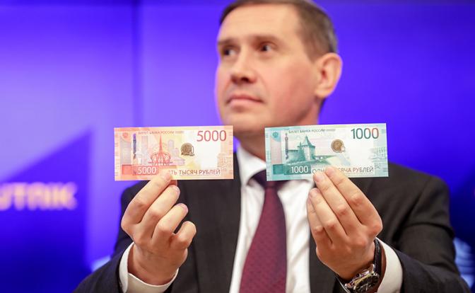 На фото: заместитель председателя Банка России Сергей Белов во время презентации обновленных банкнот Банка России номиналом 1000 и 5000 рублей.