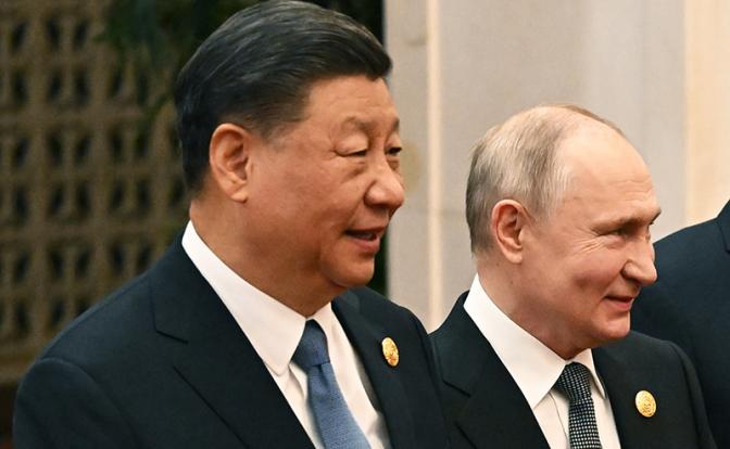 На фото: председатель КНР Си Цзиньпин и президент РФ Владимир Путин (слева направо)