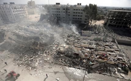 На фото: последствия авиаудара Израиля в Газе